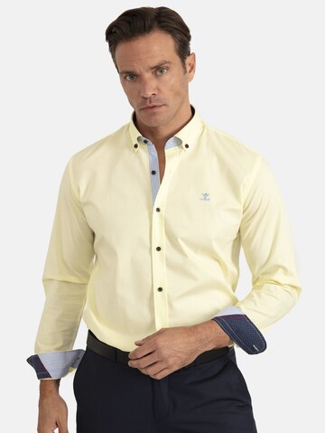 Coupe regular Chemise 'Lisburn' Sir Raymond Tailor en jaune : devant