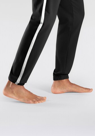 Tapered Pantaloni di BENCH in nero