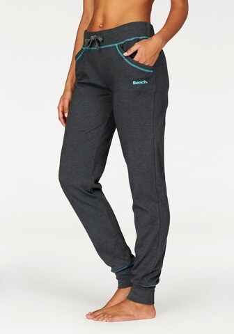 BENCH Slimfit Broek in Grijs: voorkant