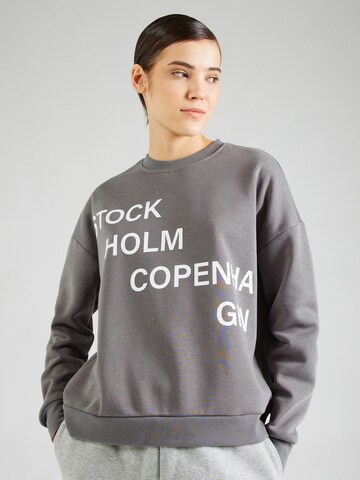 Noisy may Sweatshirt 'ACIA' i grå: framsida