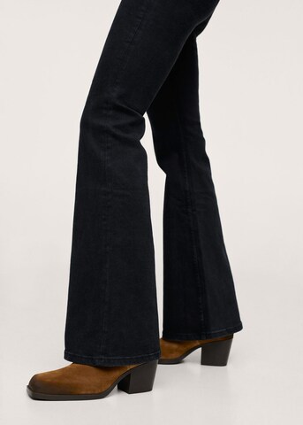 MANGO Flared Jeans i svart