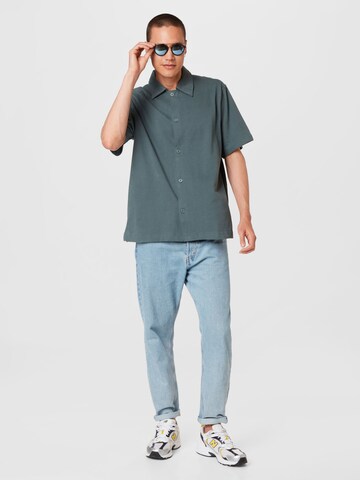 Coupe regular Chemise WEEKDAY en bleu