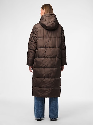 Cappotto invernale 'PCMADDIE' di PIECES in marrone
