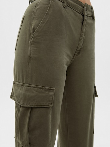 Regular Pantalon cargo Pull&Bear en vert