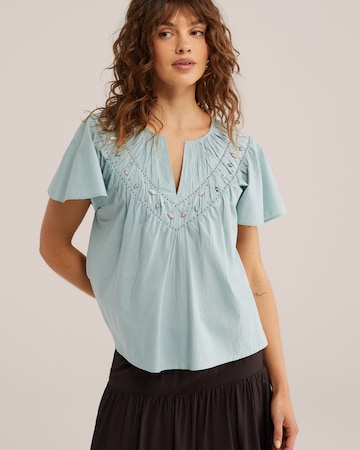 Bluză de la WE Fashion pe albastru: față