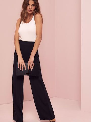 Wide leg Pantaloni con piega frontale di Lipsy in nero