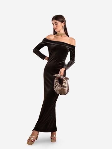Robe de soirée THE-ARE en marron : devant