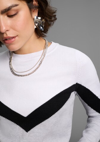 LAURA SCOTT Sweater in Black