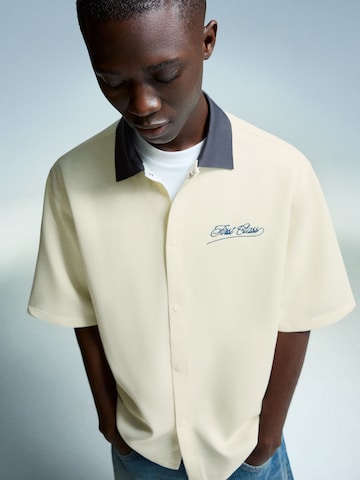 Comfort fit Camicia di Bershka in beige
