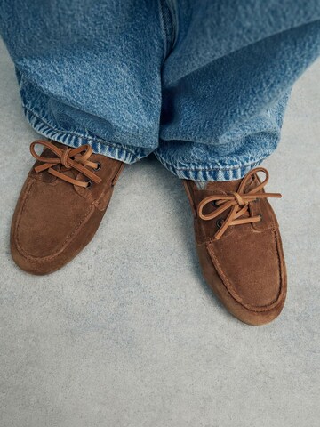 Chaussure à lacets Next en marron : devant