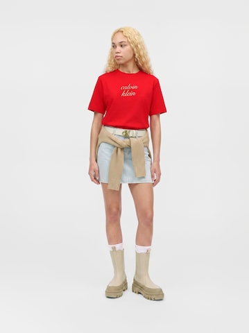 Calvin Klein Jeans Тениска в червено: отстрани