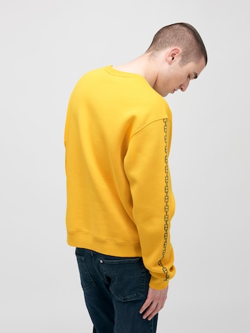 Sweat-shirt 'MARTINSHOF' ABOUT YOU x StayKid en jaune : derrière
