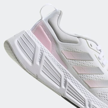 ADIDAS SPORTSWEAR - Sapatilhas baixas 'Questar' em branco