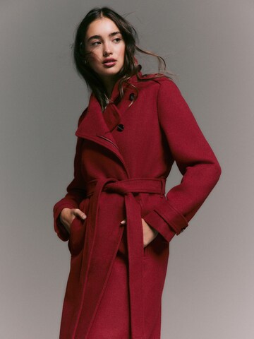 Next Преходно палто в червено