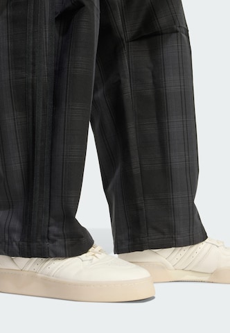 ADIDAS ORIGINALS Avar lõige Püksid 'Firebird', värv hall