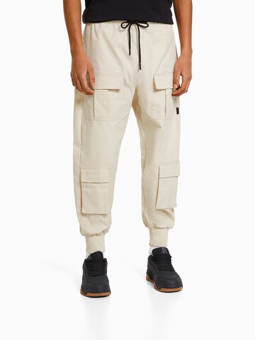 Tapered Pantaloni cargo di Bershka in beige: frontale