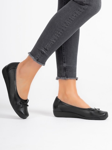 VITAFORM Ballet Flats in Black: front