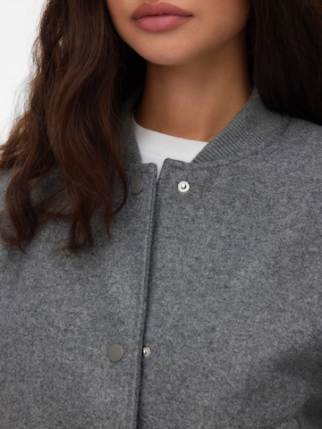 VERO MODA Prechodná bunda 'VMFORTUNE' - Sivá
