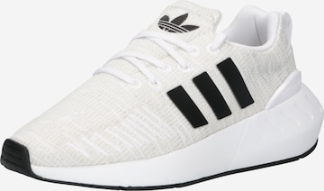 ADIDAS ORIGINALS حذاء رياضي 'Swift Run 22' بـ أبيض: الأمام