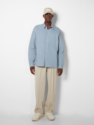 Comfort fit Camicia di Bershka in blu