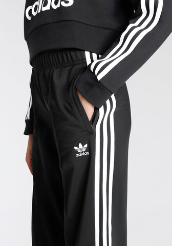 ADIDAS ORIGINALS Loosefit Housut 'Adicolor Wide' värissä musta