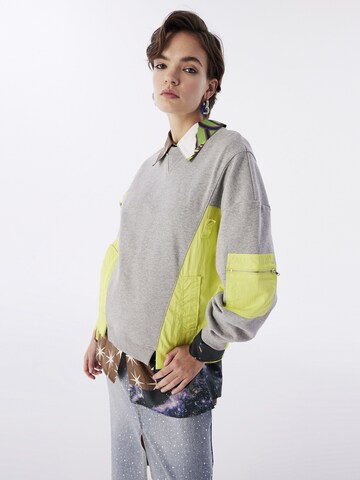 Sweat-shirt Twist en gris : devant