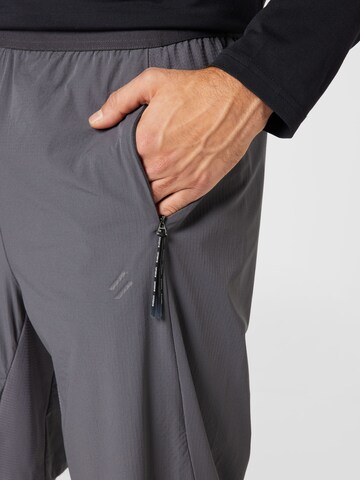 Tapered Pantaloni sportivi di Superdry in grigio