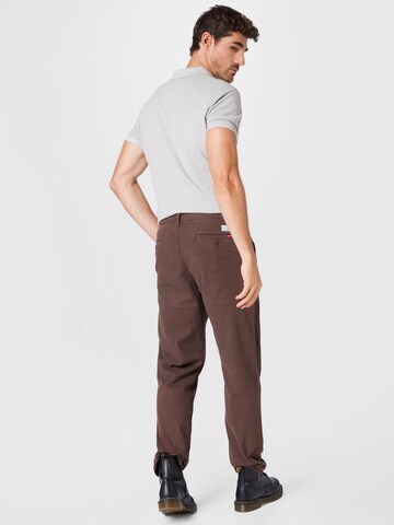 LEVI'S ® Alt kitsenev Chino-püksid 'XX Chino EZ Taper', värv pruun