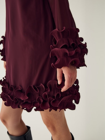 Noella Dress ' Latania ' in Red: side