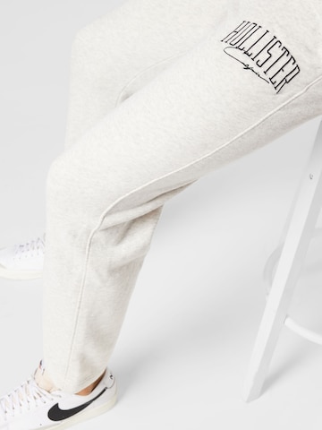 Loosefit Pantaloni 'VARSITY' di HOLLISTER in grigio