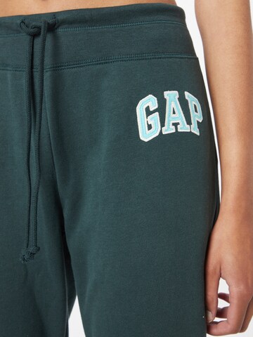 Tapered Pantaloni de la GAP pe verde