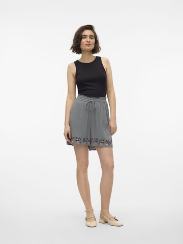 VERO MODA Regular Trousers 'Sina' in Green