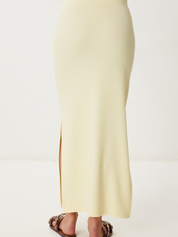 Costume Happiness İstanbul en jaune