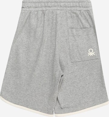 UNITED COLORS OF BENETTON Regular Shorts in Grau