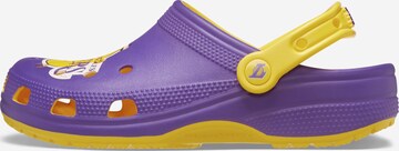 Claquettes / Tongs 'NBA Los Angeles' Crocs en violet : devant
