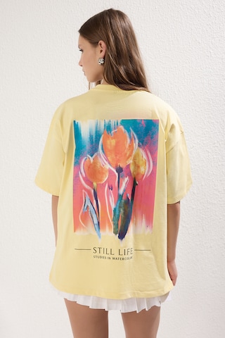Trendyol - Camiseta talla grande en amarillo: frente