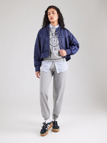 Effilé Pantalon Superdry en gris