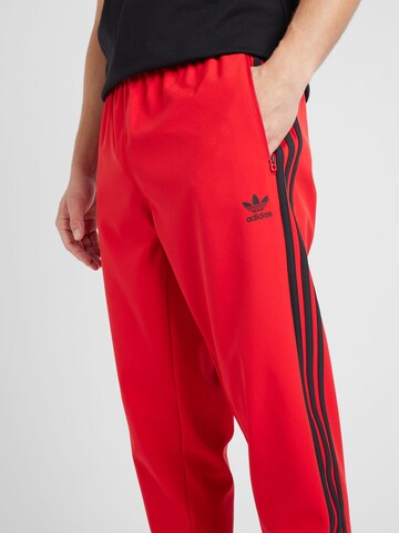 Effilé Pantalon ADIDAS ORIGINALS en rouge