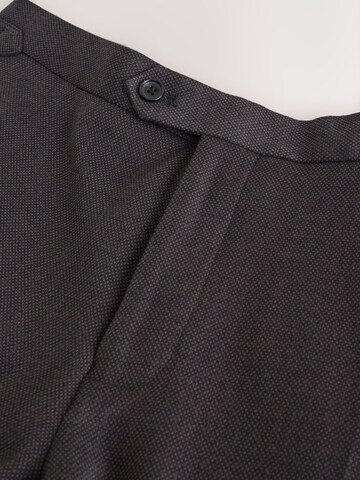 Coupe slim Pantalon à plis Next en marron