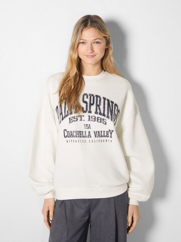 Bershka Sweatshirt in White: front