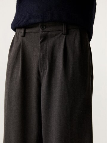 Pull&Bear Loose fit Pleat-front trousers in Grey