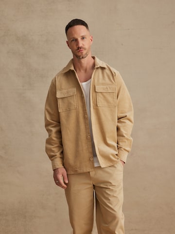 DAN FOX APPAREL Regular fit Πουκάμισο 'Lucian' σε μπεζ: μπροστά