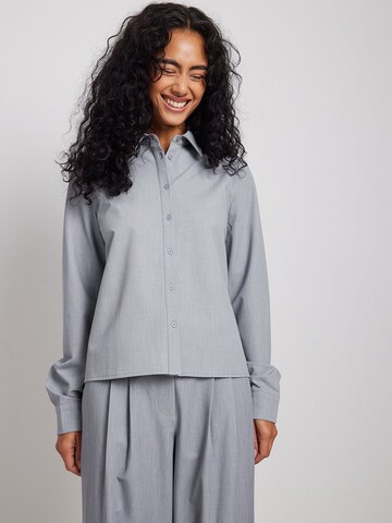 NA-KD Bluse in Grau: Vorderseite