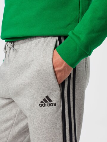 ADIDAS SPORTSWEAR - Tapered Calças de desporto 'Essentials' em cinzento