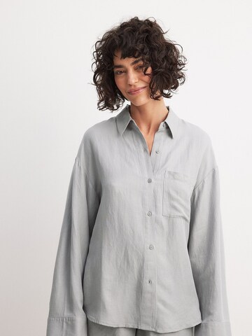 NA-KD Blouse in Grey: front