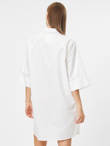 Monki - Vestidos camiseiros em branco