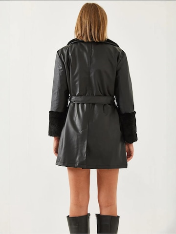 Cappotto di mezza stagione di Bianco Lucci in nero