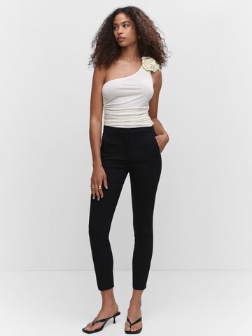 Coupe slim Pantalon 'COLA' MANGO en noir