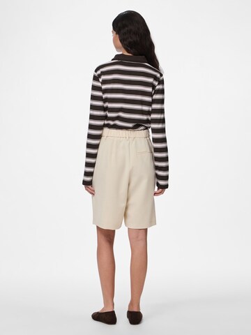 PIECES Regular Pleat-front trousers 'PCKamil' in White