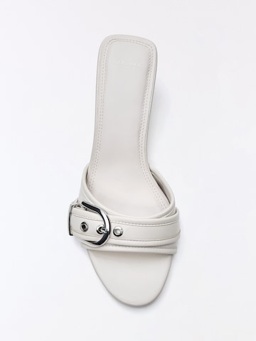 Bershka Pantolette in Weiß
